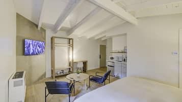 Een bureau, een strijkplank/strijkijzer, reisbedje, gratis wifi