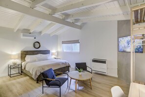 Skrivebord, strykejern/-brett, reiseseng for barn og wi-fi (inkludert)