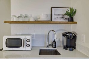 Refrigerador, microondas, cafetera y tetera y tetera eléctrica 