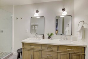 Regadera, amenidades de baño ecológicas, secadora de cabello, toallas 