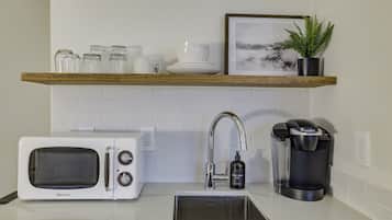 Refrigerador, microondas, cafetera/tetera, tetera/pava eléctrica
