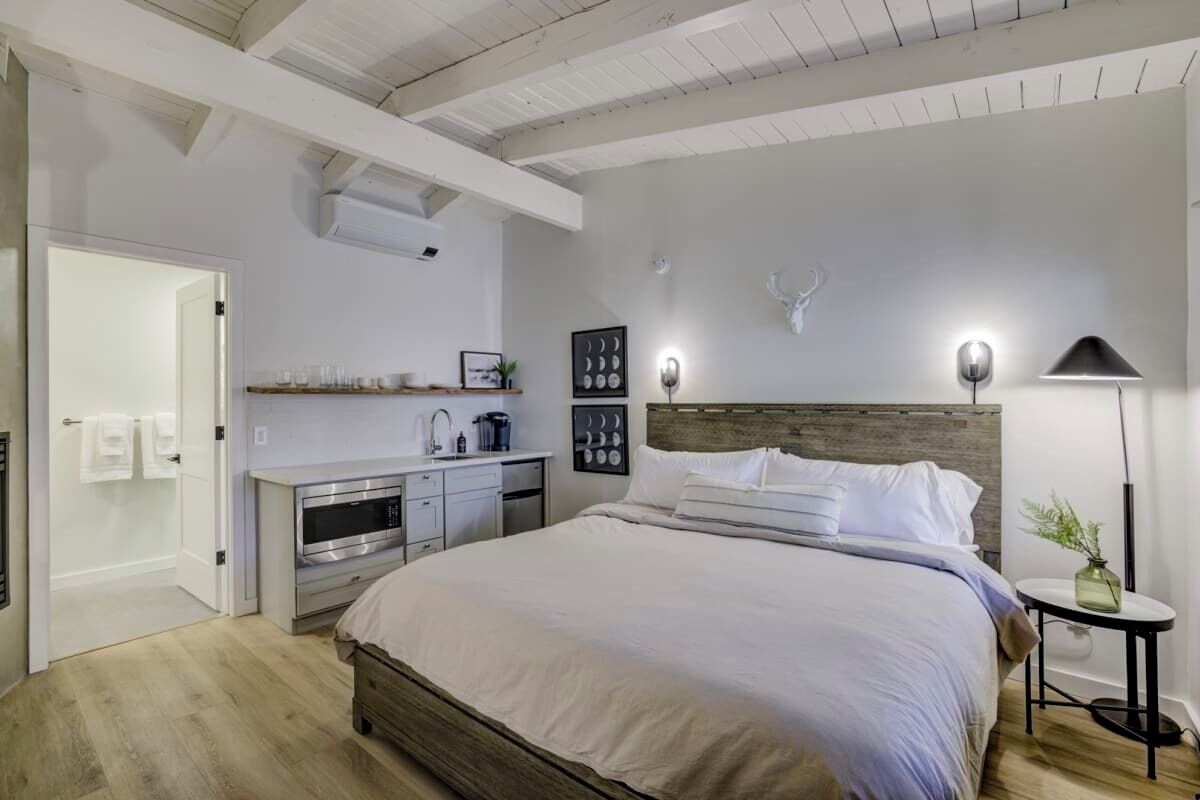 Escritorio, tabla de planchar con plancha, cuna de viaje y wifi gratis 