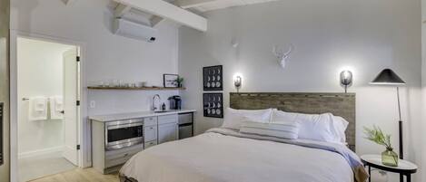 Escritorio, tabla de planchar con plancha, cuna de viaje y wifi gratis