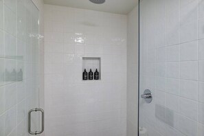Dusche, umweltfreundliche Kosmetikartikel, Haartrockner, Handtücher