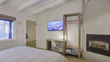 Skrivebord, strykejern/-brett, reiseseng for barn og wi-fi (inkludert)