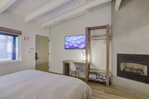 Työpöytä, silitysrauta/-lauta, vauvan matkasänky, ilmainen Wi-Fi