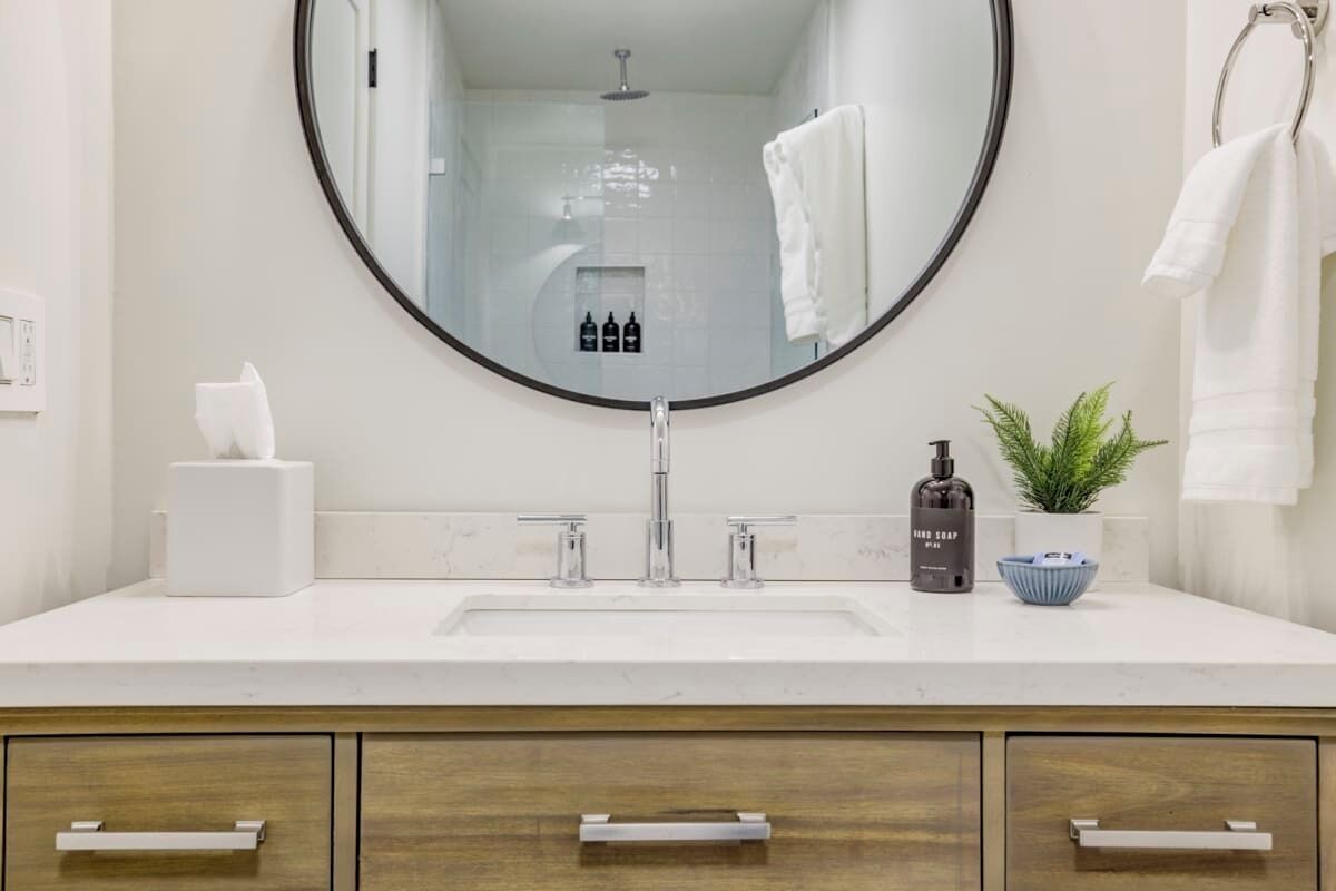 Suihku, ympäristöystävälliset hygieniatuotteet, hiustenkuivaaja