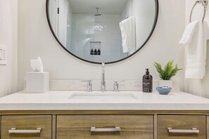 Suihku, ympäristöystävälliset hygieniatuotteet, hiustenkuivaaja