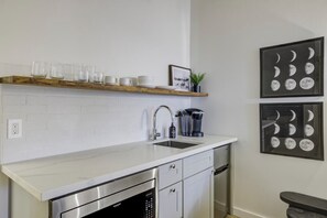 Jääkaappi, mikroaaltouuni, kahvin-/teenkeitin, vedenkeitin