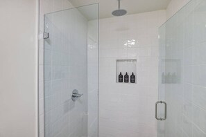 Dusche, umweltfreundliche Kosmetikartikel, Haartrockner, Handtücher