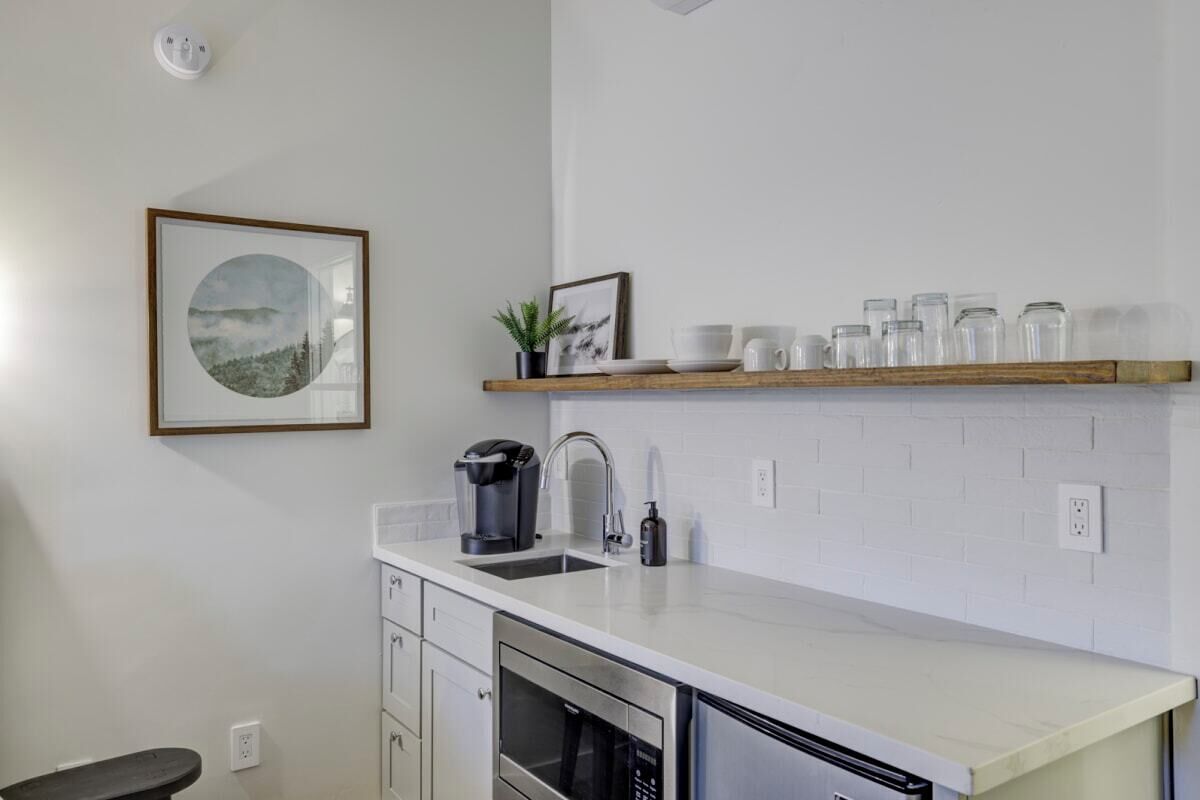 Kühlschrank, Mikrowelle, Wasserkocher mit Kaffee-/Teezubehör