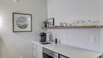 Kühlschrank, Mikrowelle, Wasserkocher mit Kaffee-/Teezubehör