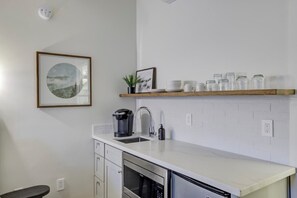 Réfrigérateur, micro-ondes, cafetière/bouilloire, bouilloire électrique