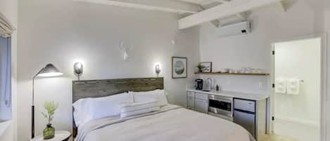 Escritorio, tabla de planchar con plancha, cuna de viaje y wifi gratis