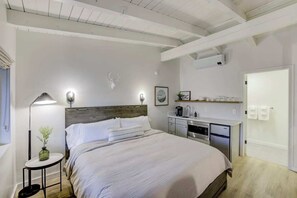 Skrivebord, strykejern/-brett, reiseseng for barn og wi-fi (inkludert)