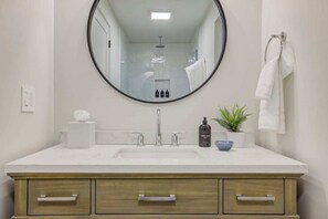 Regadera, amenidades de baño ecológicas, secadora de cabello, toallas 
