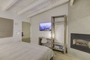 Escritorio, tabla de planchar con plancha, cuna de viaje y wifi gratis