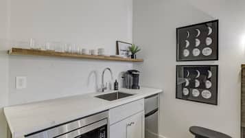 Kjøleskap, mikrobølgeovn, kaffetrakter/tekoker og vannkoker