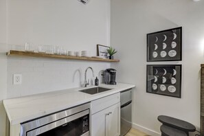 Refrigerador, microondas, cafetera y tetera y tetera eléctrica 