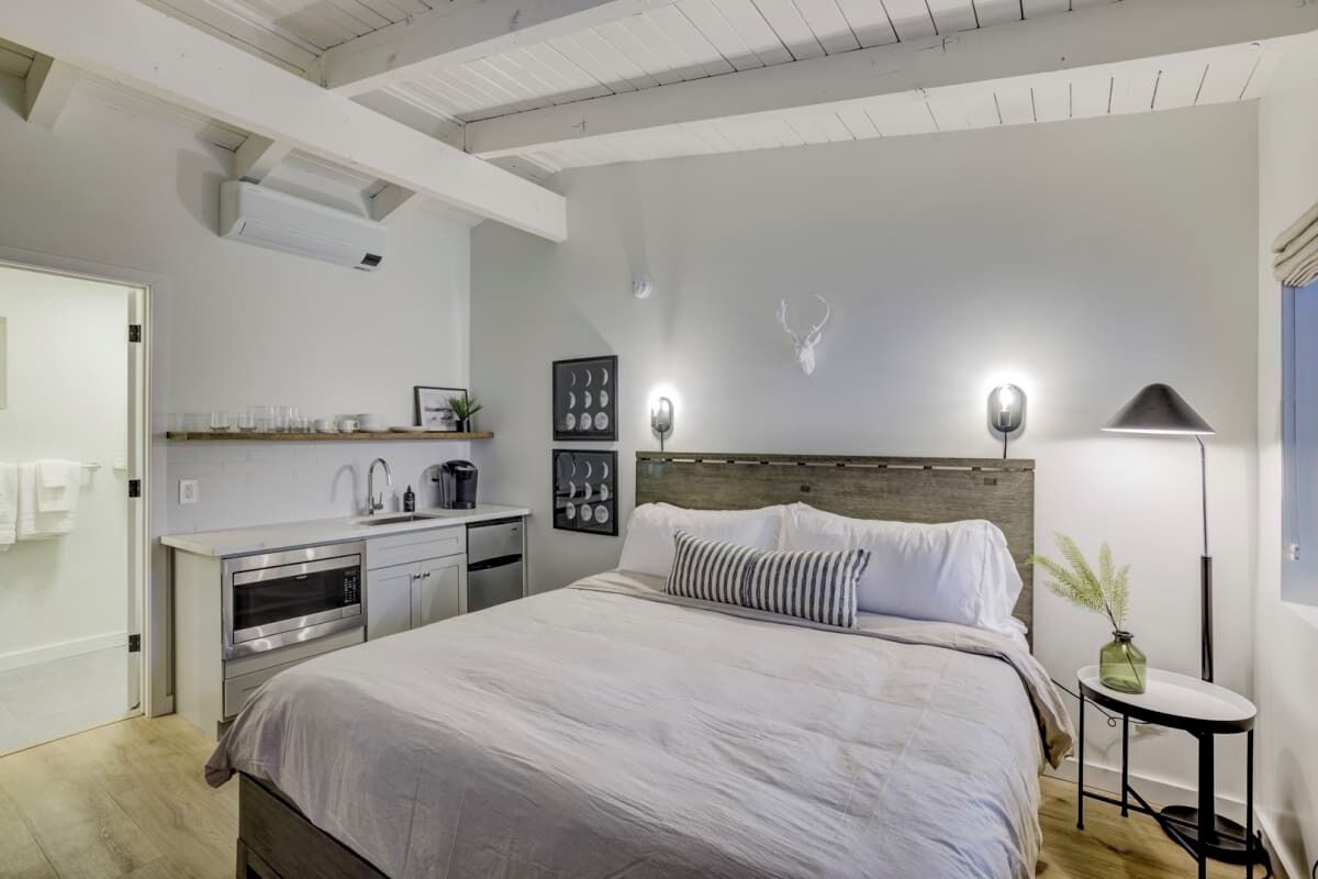 Schreibtisch, Bügeleisen/Bügelbrett, Reisekinderbett, kostenloses WLAN