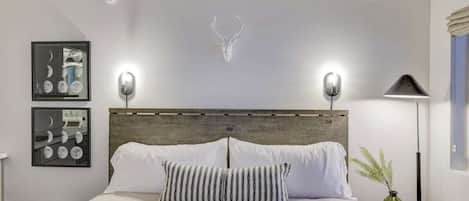 Skrivebord, strykejern/-brett, reiseseng for barn og wi-fi (inkludert)