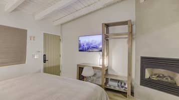 Skrivebord, strykejern/-brett, reiseseng for barn og wi-fi (inkludert)