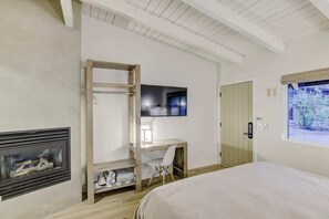 Skrivebord, strykejern/-brett, reiseseng for barn og wi-fi (inkludert)