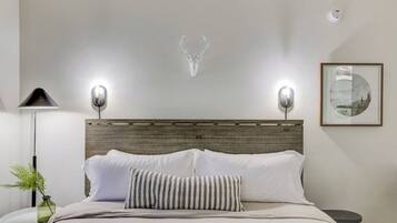 Skrivebord, strykejern/-brett, reiseseng for barn og wi-fi (inkludert)