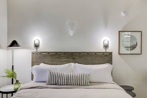 Skrivebord, strykejern/-brett, reiseseng for barn og wi-fi (inkludert)