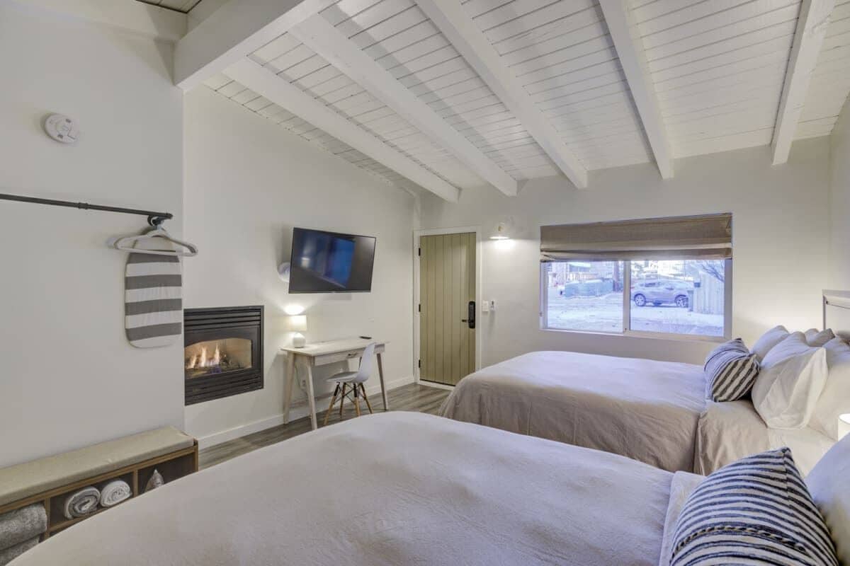 Escrivaninha, ferros/tábuas de passar roupa, berço de viagem