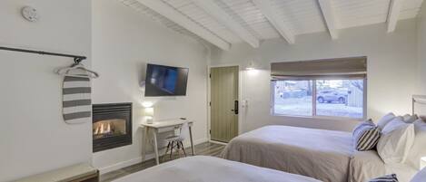 Escrivaninha, ferros/tábuas de passar roupa, berço de viagem