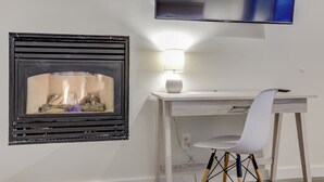 A modern room with a fireplace, a desk, and a chair. - South Lake Chalet #11 (South Lake Tahoe)