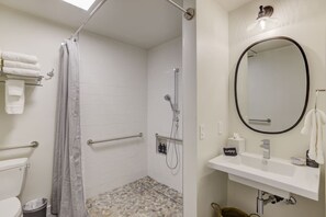 Ducha, secador de pelo, toallas y jabón