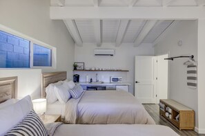 Escritorio, tabla de planchar con plancha, cuna de viaje y wifi gratis