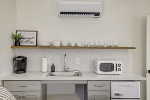 Frigorífico, microondas, cafetera o tetera y hervidor eléctrico