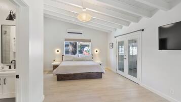 3 habitaciones, escritorio y tabla de planchar con plancha