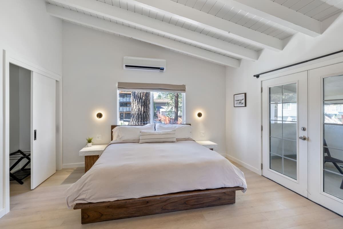 3 bedrooms, desk, iron/ironing board, travel crib