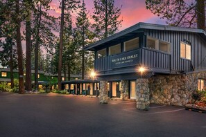 Una cabaña con cimientos de piedra y estructura superior de madera, llamada 'South Lake Chalet' en South Lake Tahoe, CA.