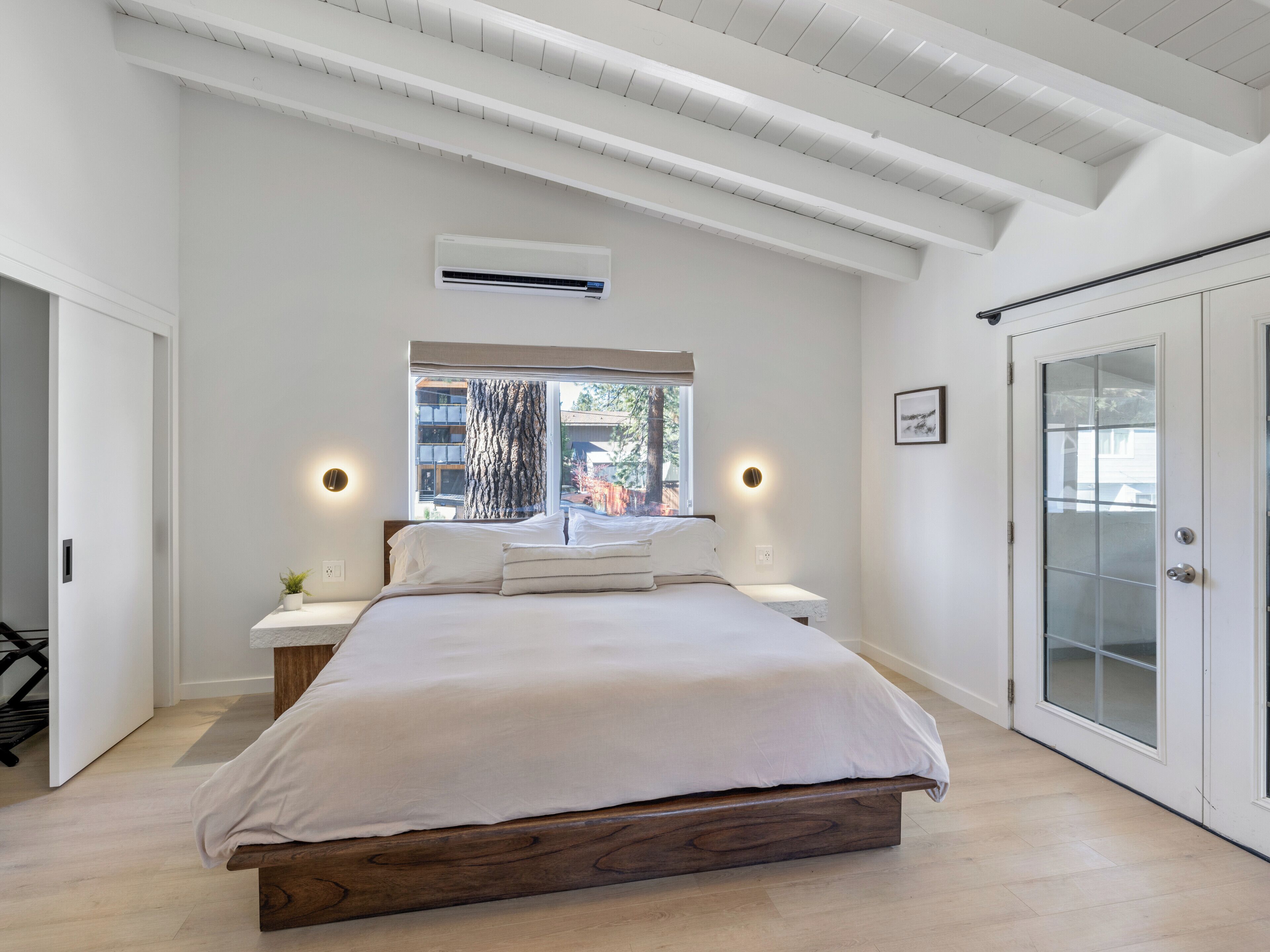 3 quartos, escrivaninha, ferros/tábuas de passar roupa, berço de viagem