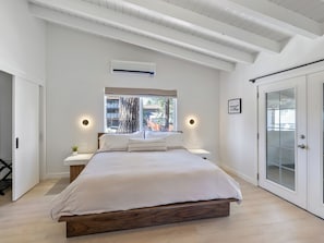 3 habitaciones, escritorio y tabla de planchar con plancha