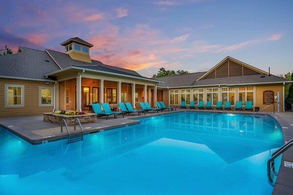 Outdoor pool - The Suite Escape (Charlotte)