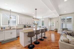 Kjøleskap, mikrobølgeovn, ovn og kokeplater