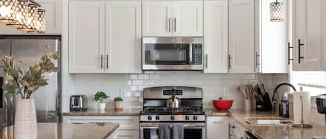 Réfrigérateur, four à micro-ondes, un four, surface de cuisson