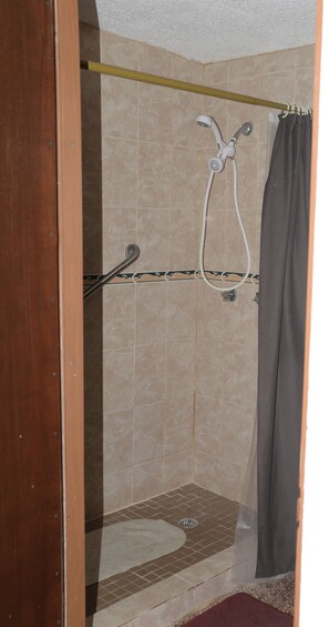 Ducha, toallas, jabón, papel higiénico