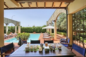 Outdoor dining - Southfox Luxury Villa with Pool (Massa)