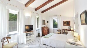 5 habitaciones, escritorio, tabla de planchar con plancha y wifi gratis