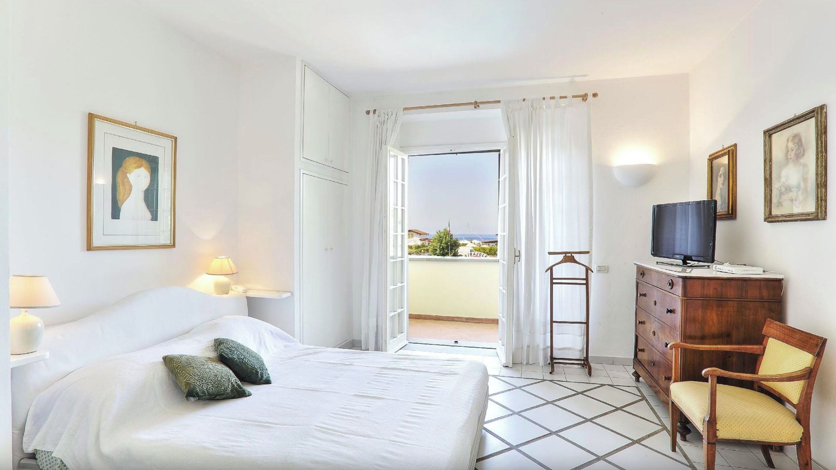 5 Schlafzimmer, Schreibtisch, Bügeleisen/Bügelbrett, kostenloses WLAN