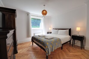 2 bedrooms, iron/ironing board, free Internet, bed sheets