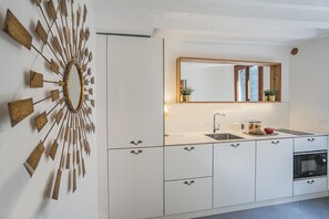 Kühlschrank, Ofen, Wasserkocher mit Kaffee-/Teezubehör