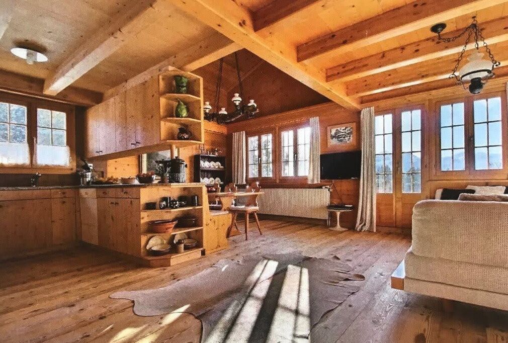 overview of the living space on the ground floor with the open kitchen 